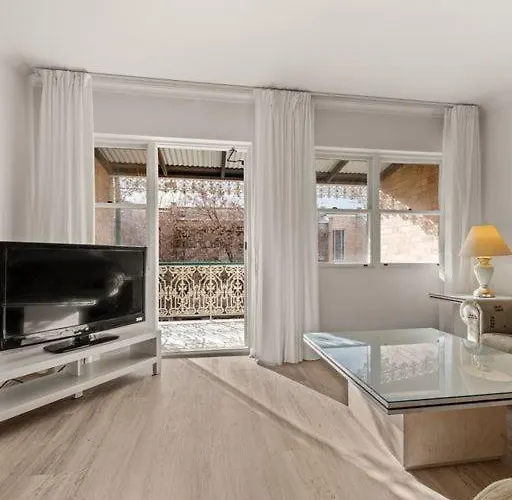 Beautiful, Inner City, Renovated Top Floor 2-Bedroom Apartment