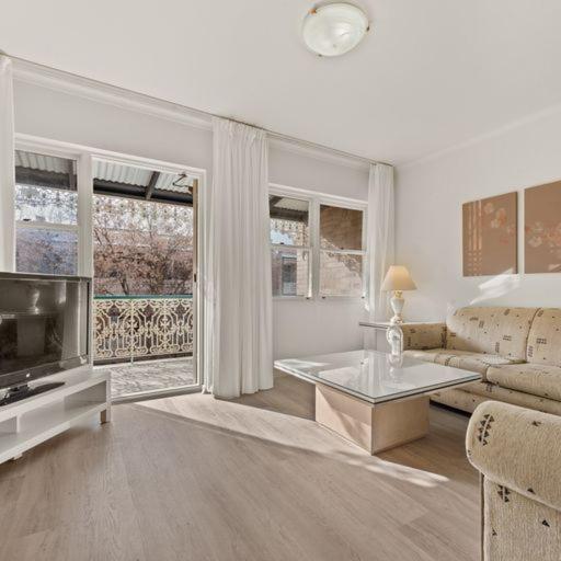 Beautiful, Inner City, Renovated Floor 2-bedroom Apartment